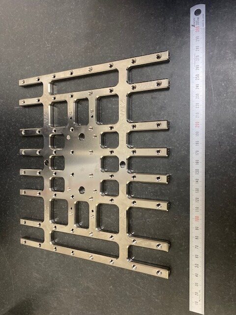 多方向貫通穴・無電解Niメッキの加工品